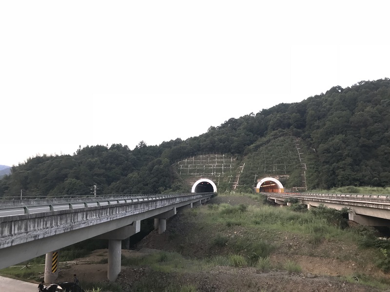 寧績高速公路周灣隧道出口段滑坡工程